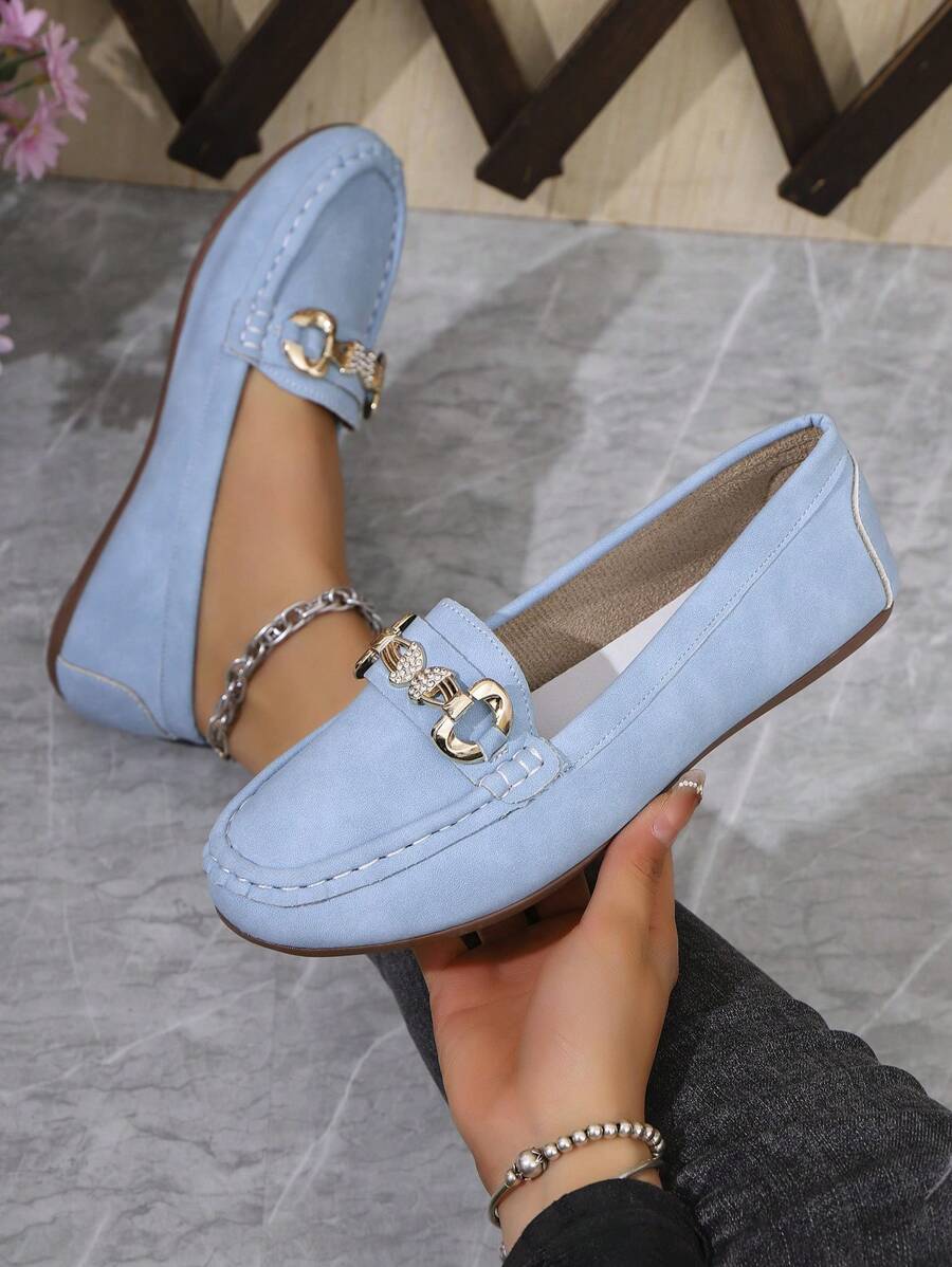 Victoire™ | Mocassins élégants bleu ciel à chaîne dorée