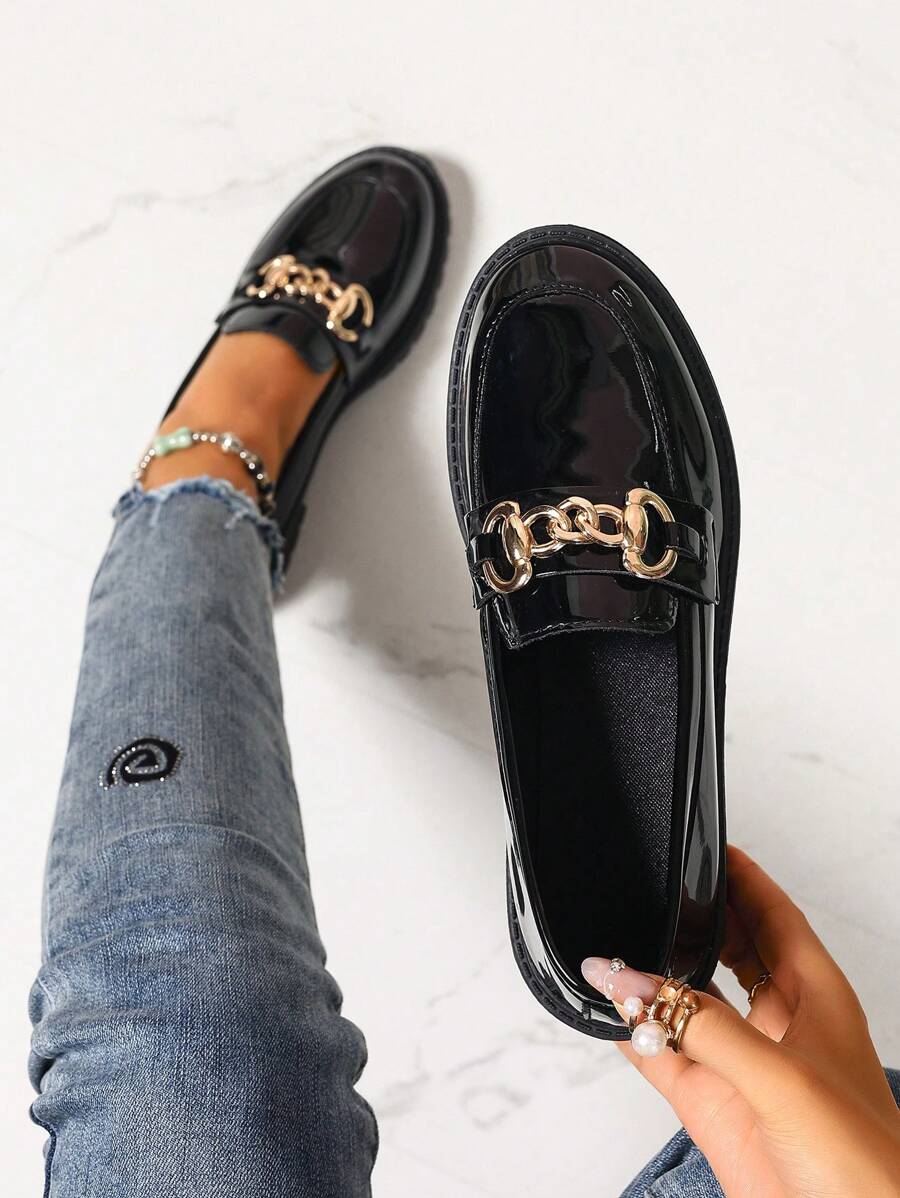 Isabeau™| Mocassins noirs vernis à chaîne dorée