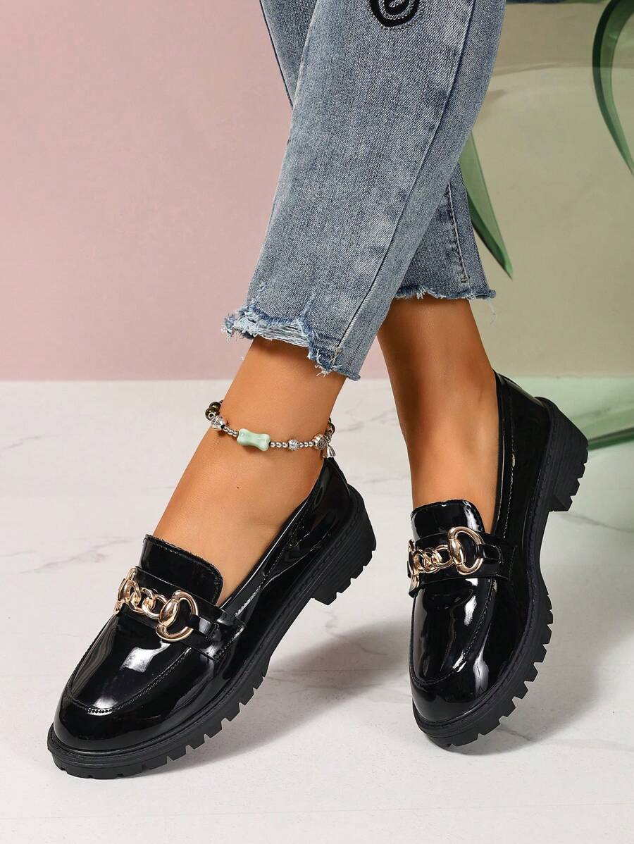 Isabeau™| Mocassins noirs vernis à chaîne dorée