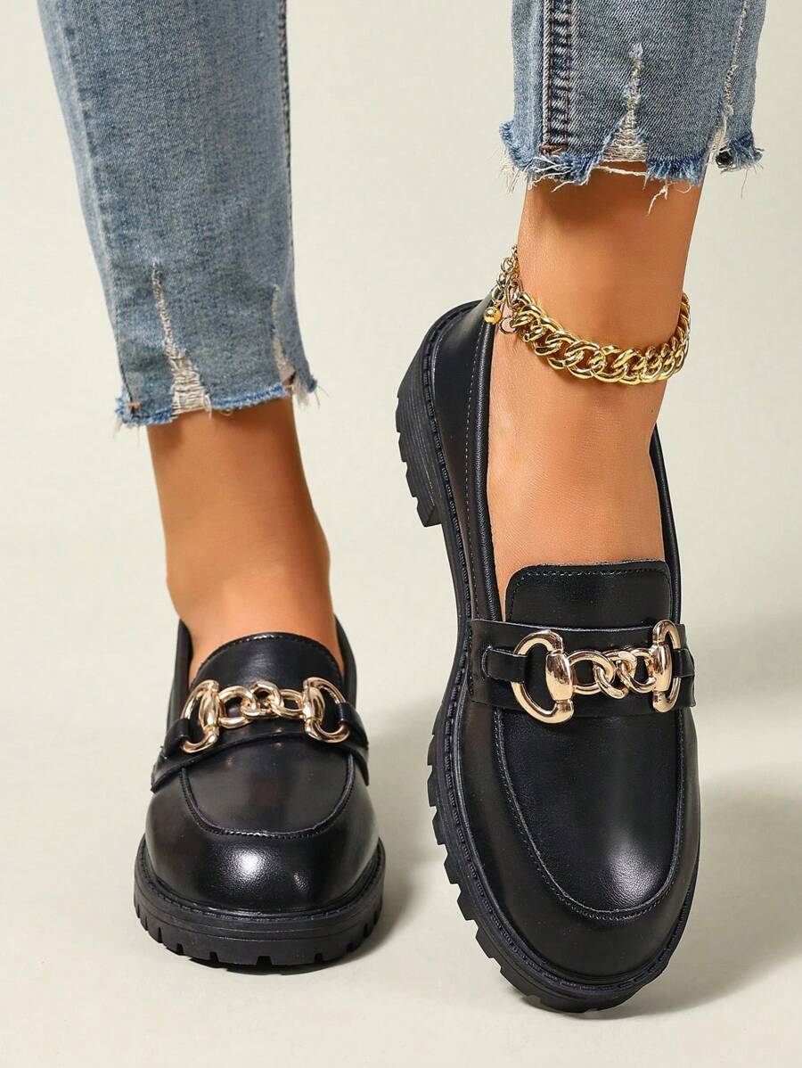 Isabeau™| Mocassins noirs vernis à chaîne dorée