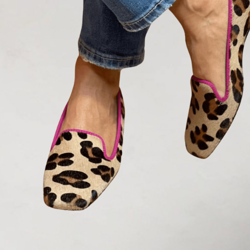 Yvonne | Bedrukte loafers van imitatiesuède met roze rand