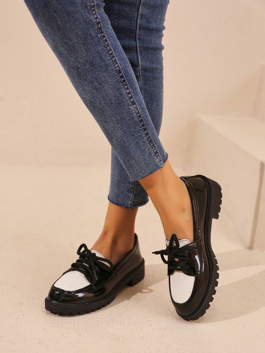 Isabeau™| Mocassins noirs vernis à chaîne dorée