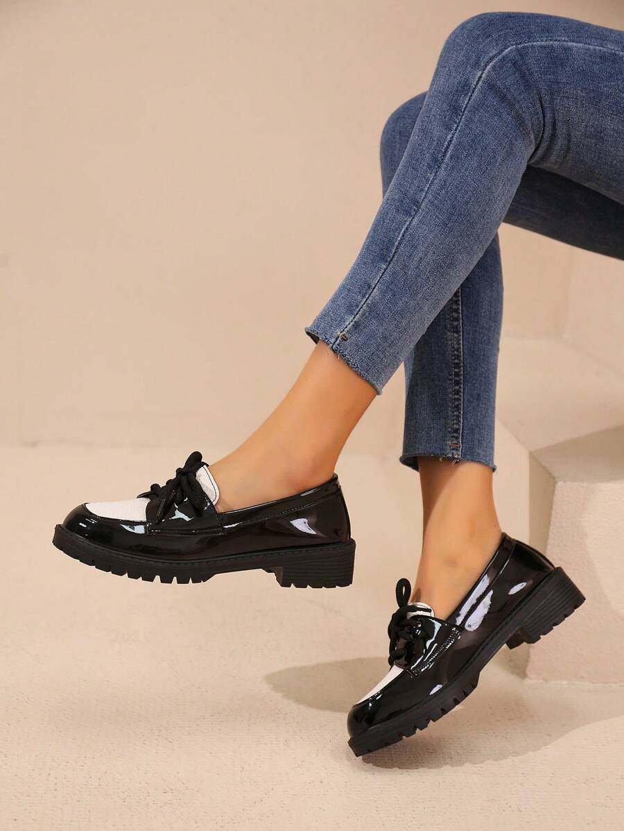 Isabeau™| Mocassins noirs vernis à chaîne dorée