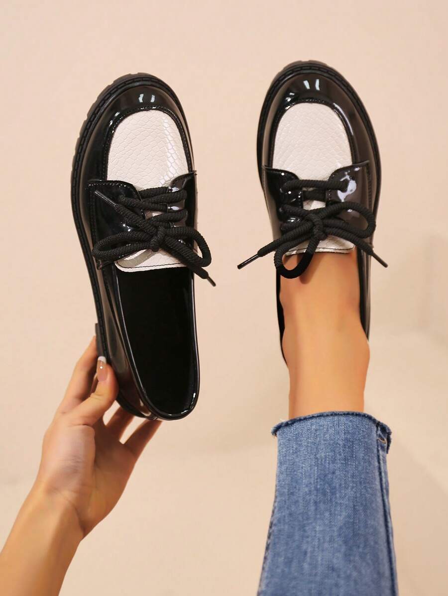 Isabeau™| Mocassins noirs vernis à chaîne dorée