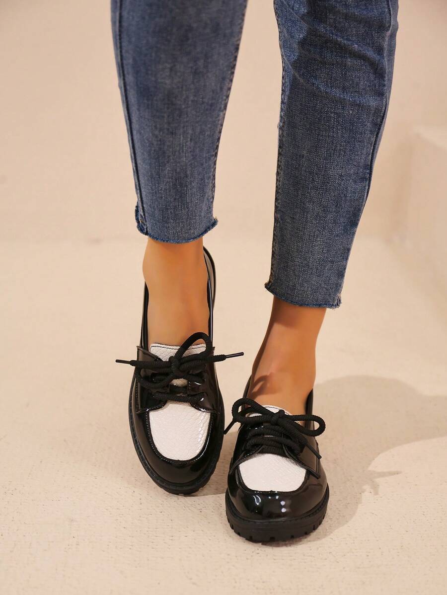 Isabeau™| Mocassins noirs vernis à chaîne dorée