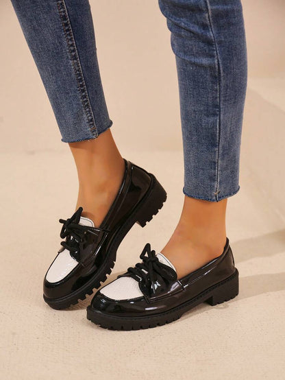 Isabeau™| Mocassins noirs vernis à chaîne dorée