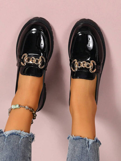 Isabeau™| Mocassins noirs vernis à chaîne dorée