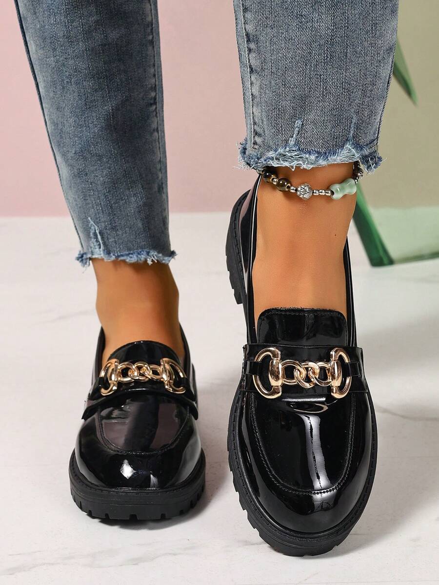 Isabeau™| Mocassins noirs vernis à chaîne dorée