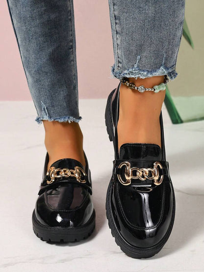 Isabeau™| Mocassins noirs vernis à chaîne dorée