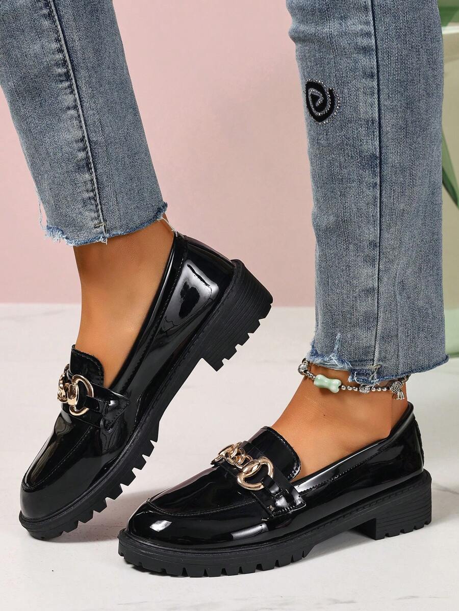 Isabeau™| Mocassins noirs vernis à chaîne dorée