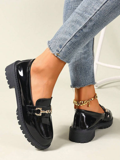 Isabeau™| Mocassins noirs vernis à chaîne dorée