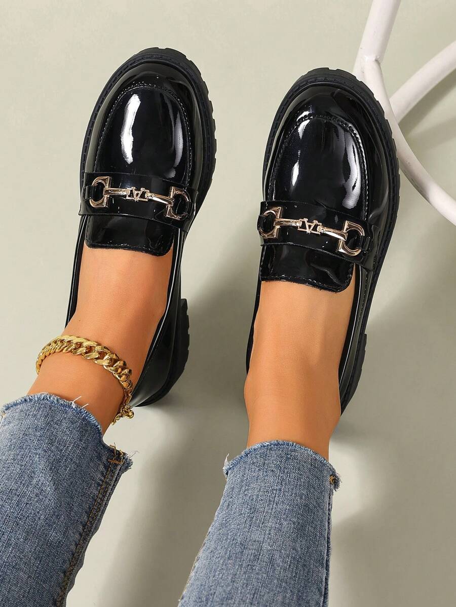Isabeau™| Mocassins noirs vernis à chaîne dorée