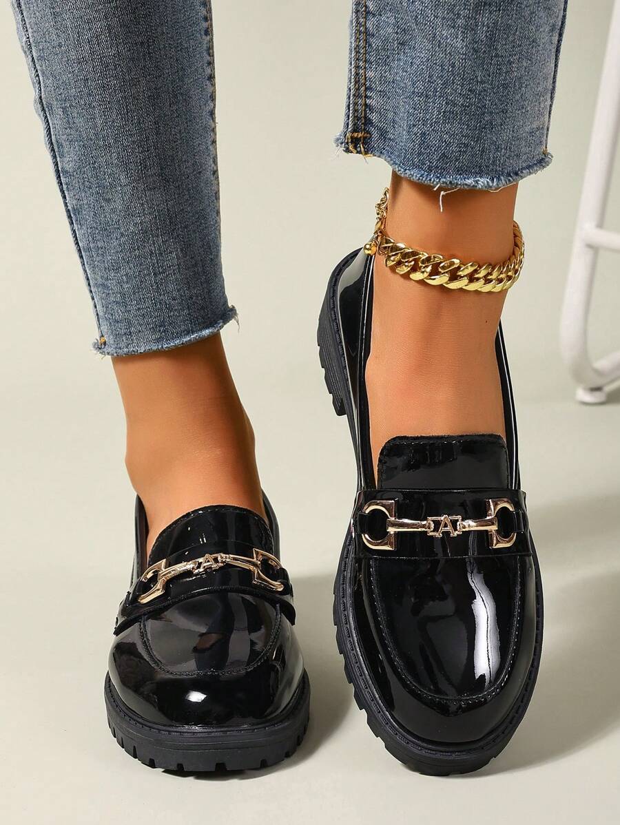 Isabeau™| Mocassins noirs vernis à chaîne dorée