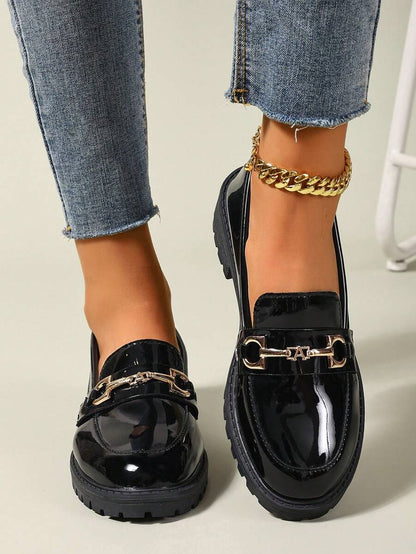 Isabeau™| Mocassins noirs vernis à chaîne dorée