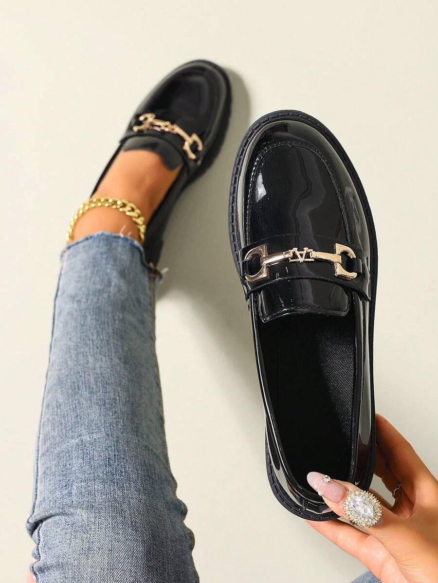 Isabeau™| Mocassins noirs vernis à chaîne dorée