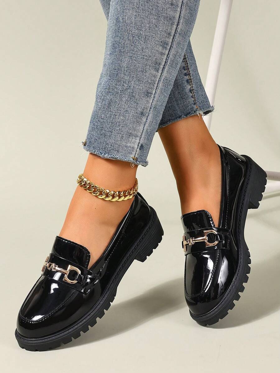 Isabeau™| Mocassins noirs vernis à chaîne dorée