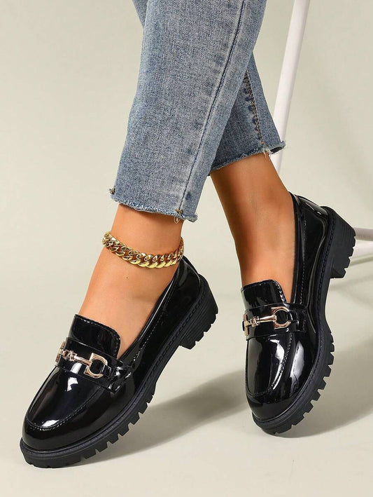 Isabeau™| Mocassins noirs vernis à chaîne dorée