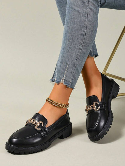 Isabeau™| Mocassins noirs vernis à chaîne dorée