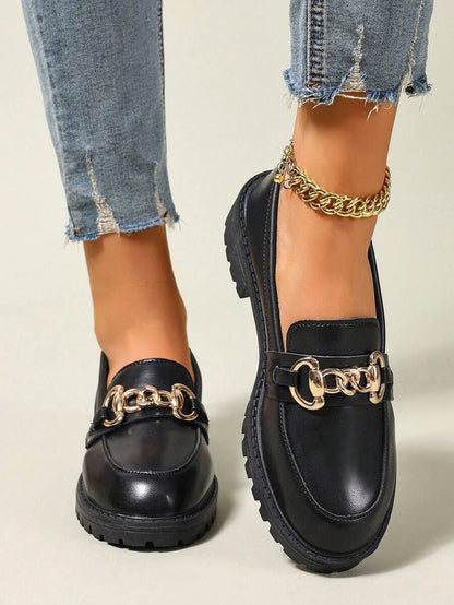 Isabeau™| Mocassins noirs vernis à chaîne dorée