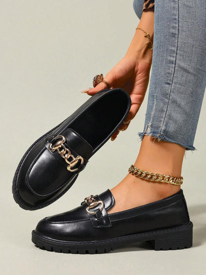 Isabeau™| Mocassins noirs vernis à chaîne dorée