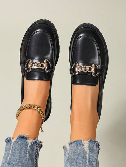 Isabeau™| Mocassins noirs vernis à chaîne dorée