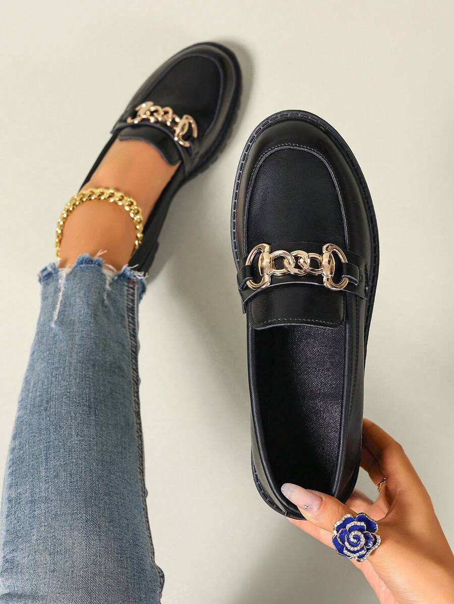 Isabeau™| Mocassins noirs vernis à chaîne dorée