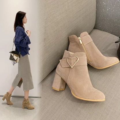 Belle Étoile Nice™ | Bottines Suédées à Talon Bloc et Détail Cœur
