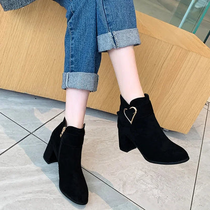 Belle Étoile Nice™ | Bottines Suédées à Talon Bloc et Détail Cœur