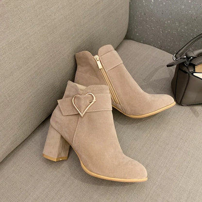 Belle Étoile Nice™ | Bottines Suédées à Talon Bloc et Détail Cœur