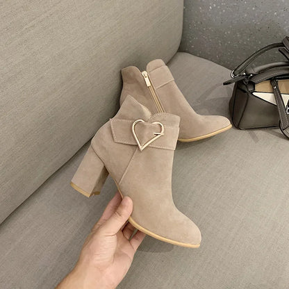 Belle Étoile Nice™ | Bottines Suédées à Talon Bloc et Détail Cœur
